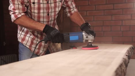 el hombre de la plancha de una mesa de madera