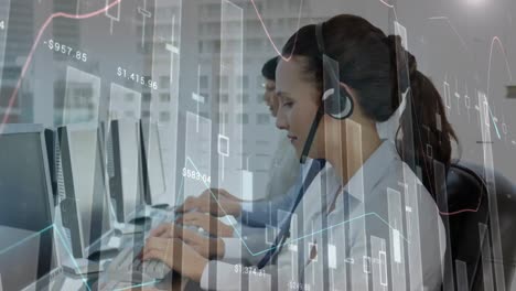 animación de estadísticas y procesamiento de datos sobre personas de negocios que usan auriculares telefónicos