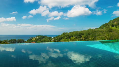 El-Lapso-De-Tiempo-El-Suave-Movimiento-De-La-Nube-Refleja-La-Superficie-De-La-Piscina-Privada-Con-Paisajes-Verdes-De-Montaña-Con-El-Cielo-Y-El-Mar-En-Un-Día-Despejado