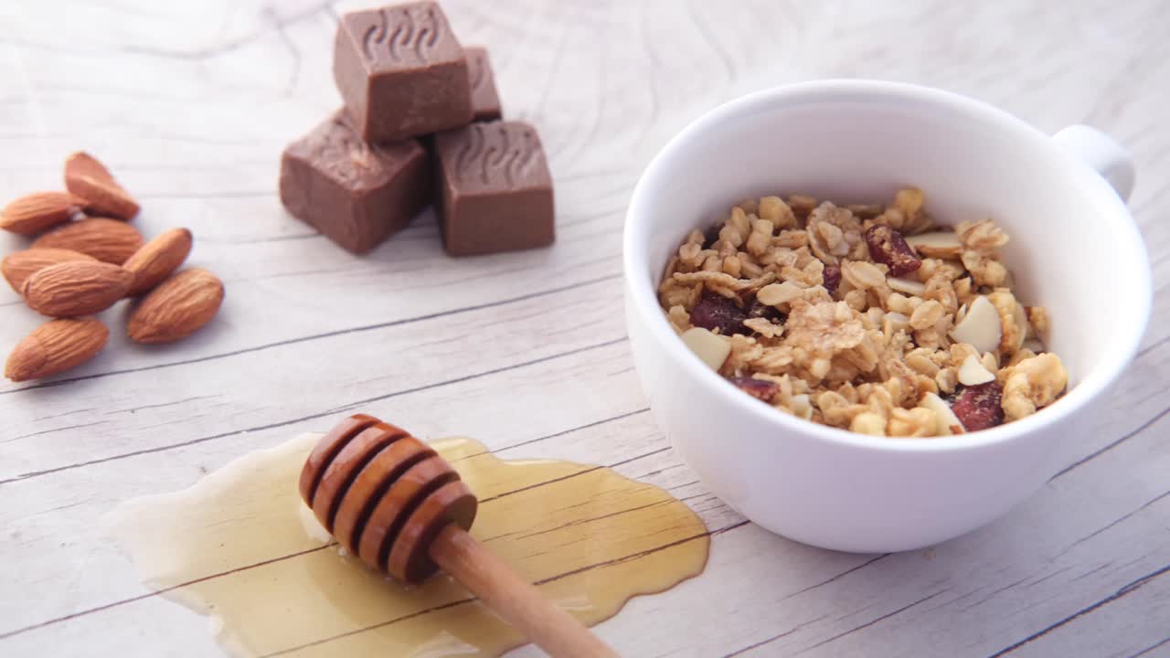 desayuno saludable con granola, chocolate y miel