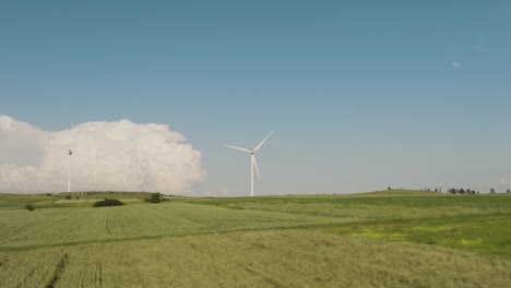 granja de generadores eólicos en campos verdes de gori, georgia, debajo del cielo azul