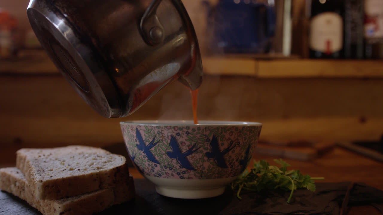 숲속의 트리하우스 캐빈의 아늑하고 세련된 인테리어