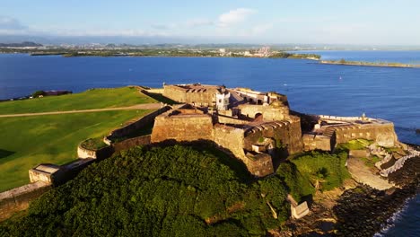 Light-house,-on-the-side-of-the-cliff,-water-all-around-it,-in-Puerto-Rico