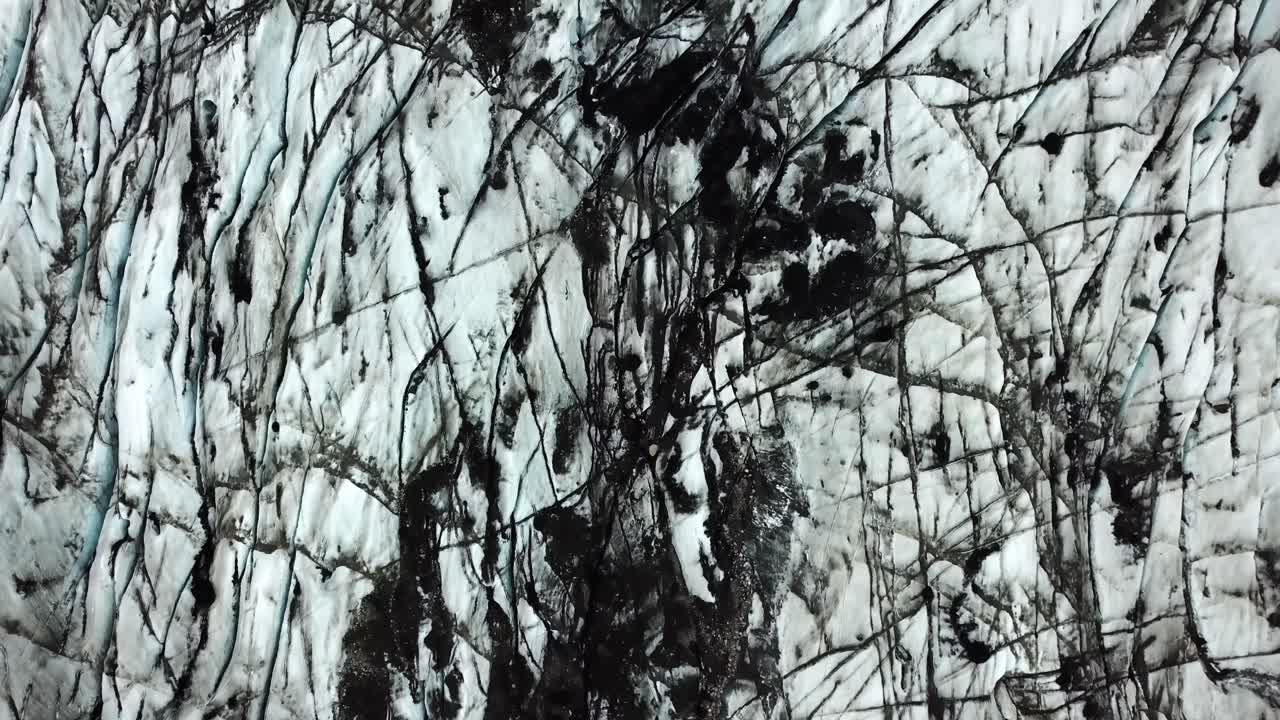 여름에 아이슬란드 솔헤이마요쿨(sólheimajökull) 빙하의 질감을 내려다보는 공중 최고 전망