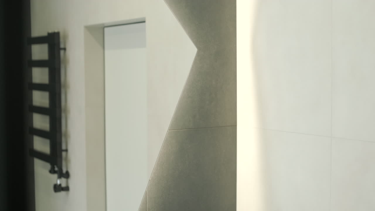 Interni di bagno moderno e minimalista con lavabo bianco e rubinetto nero