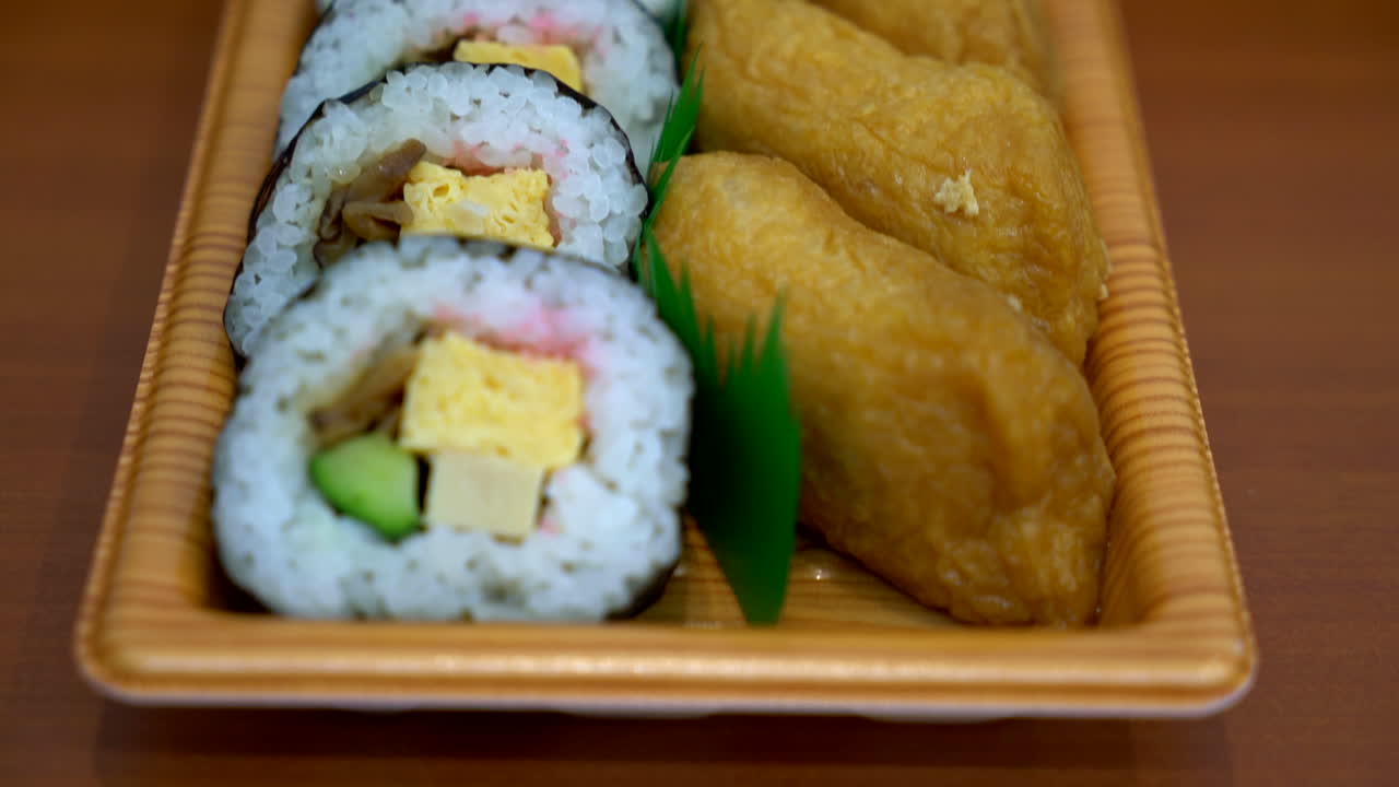 Sushi telur manis dengan tahu goreng - gaya makanan Jepang