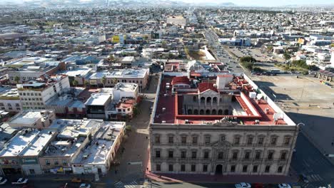 Drohnenaufnahme-Des-Regierungspalastes-In-Der-Stadt-Chihuahua,-Mexiko