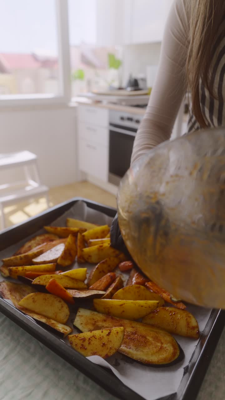 mujer preparando verduras asadas