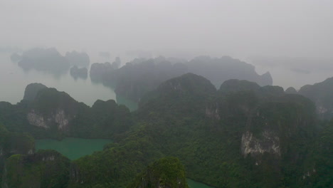 Vista-Aérea-De-La-Pintoresca-Bahía-De-Ha-Long-En-Un-Día-Lluvioso-Y-Nublado-En-Vietnam