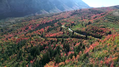 Una-Vista-Panorámica-De-Los-Alrededores-Del-Pico-Kyhv-En-Utah,-Que-Muestra-Sorprendentes-Colores-Otoñales-En-ámbar-Y-Verde-Con-Un-Majestuoso-Telón-De-Fondo-Montañoso