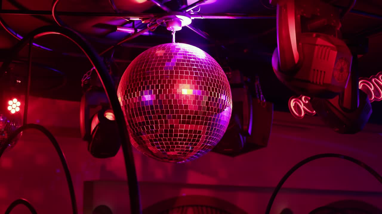 el fondo de reflexión de la luz de la bola de la discoteca en un club nocturno.