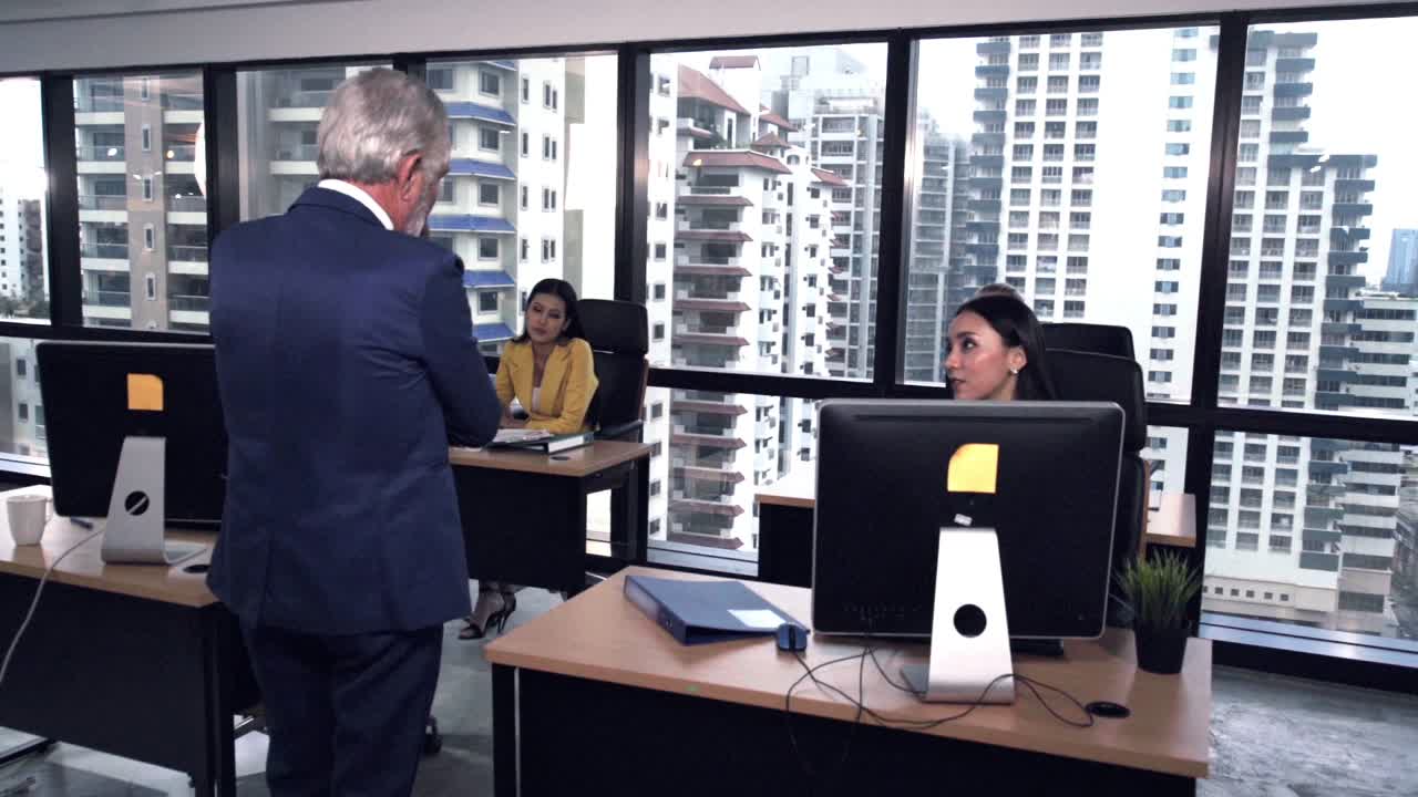 líder sénior dando consejos discurso a los miembros del equipo