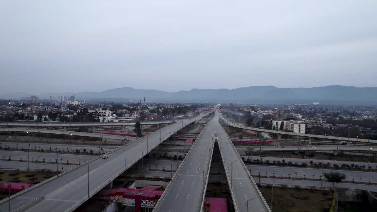 vista matutina de la ciudad de islamabad con el fondo de las colinas de margala - vista de cerca de la autopista de cachemira autopista de srinagar islamabad, capital de pakistán