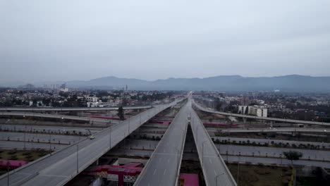 Morgenblick-Auf-Die-Stadt-Islamabad-Mit-Den-Margala-Hügeln-Im-Hintergrund---Nahaufnahme-Der-Kaschmir-Autobahn,-Der-Srinagar-Autobahn,-Islamabad,-Der-Hauptstadt-Pakistans