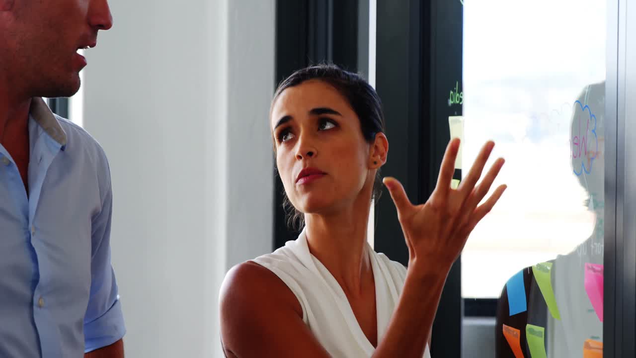 ejecutivos de negocios leyendo notas adhesivas