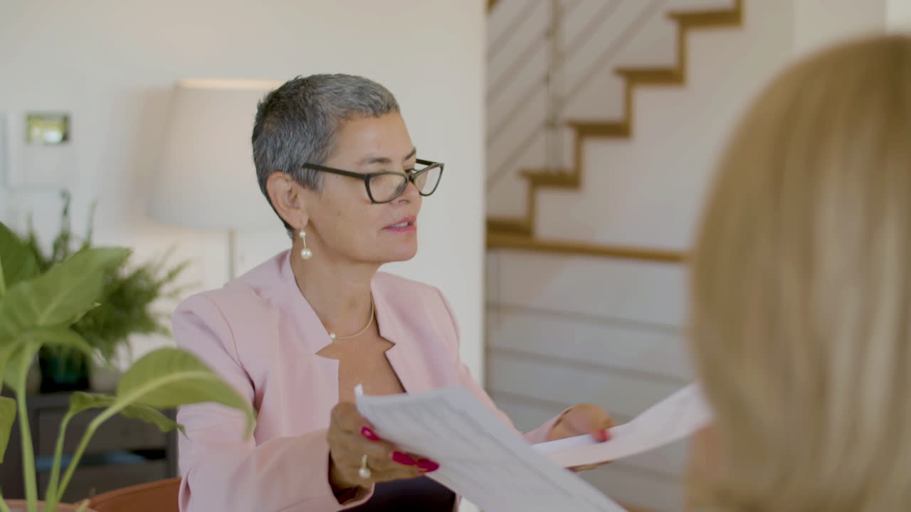 agente immobiliare femminile che dà accordo sull'acquisto di beni immobili ai clienti