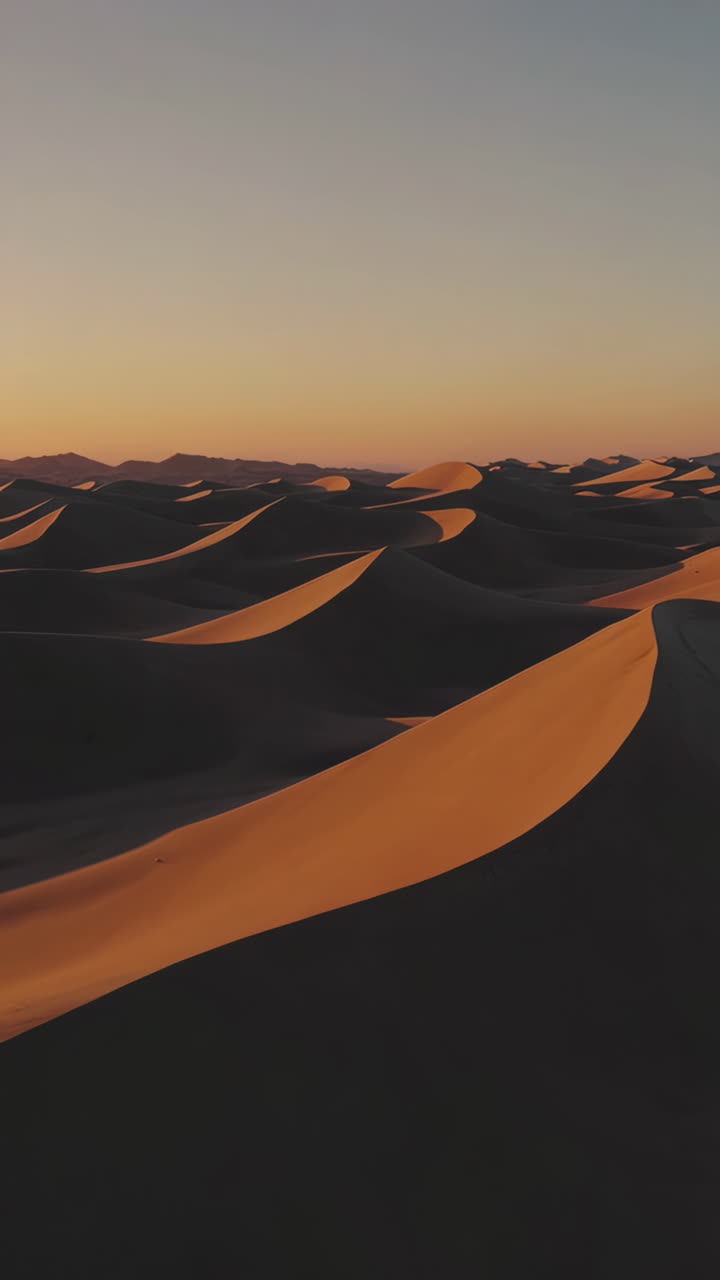 puesta de sol sobre las dunas de arena