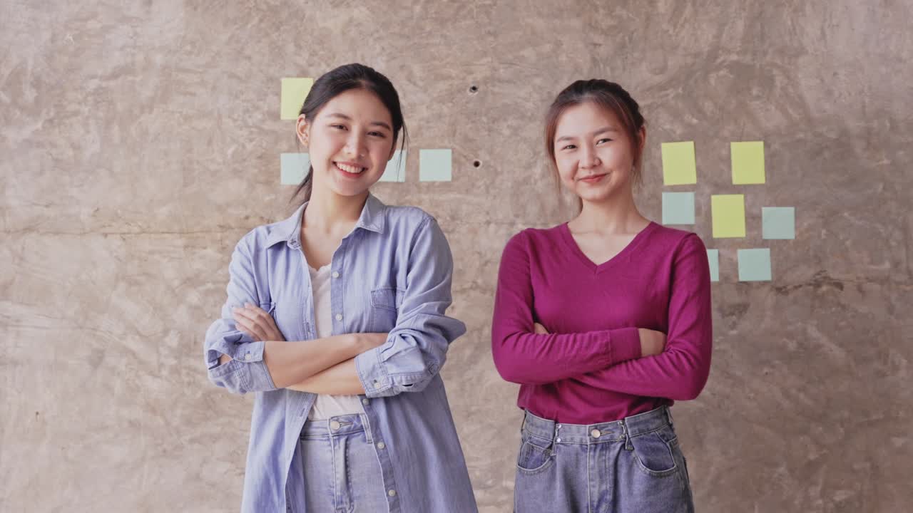 미소 짓는 소녀 의 근접 사진 이 천천히 카메라 를 바라보고 있다