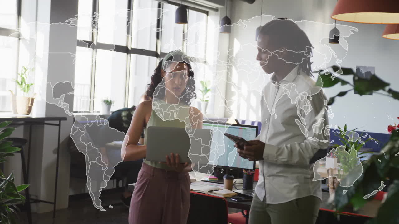 animación del mapa del mundo sobre profesionales de negocios discutiendo el trabajo en la oficina moderna