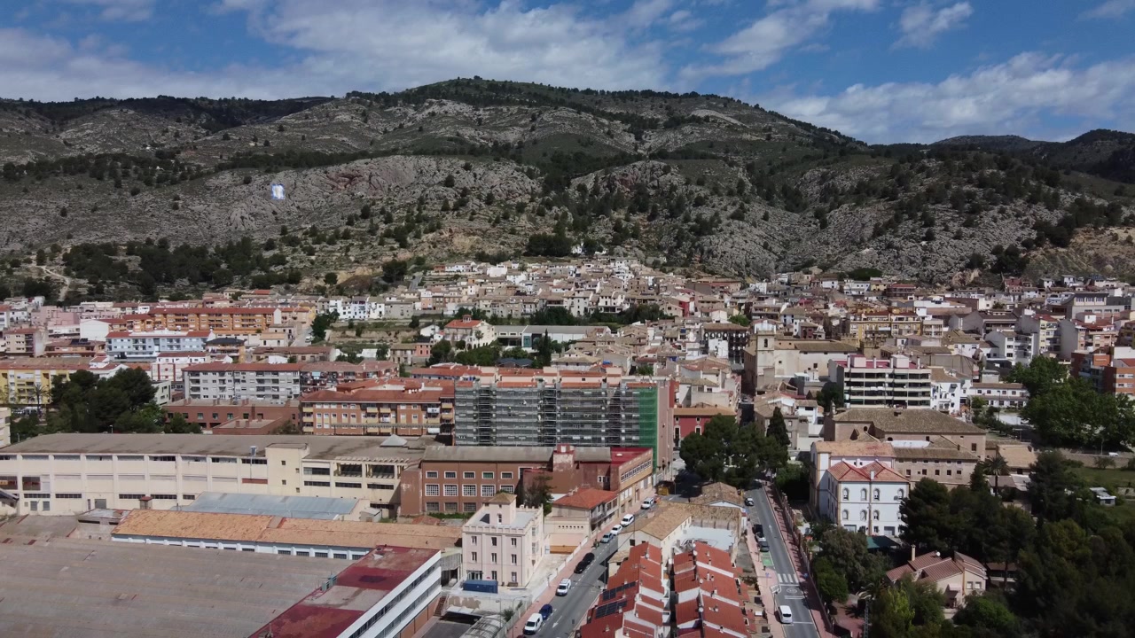 In volo dalla città di Onil, Spagna. Una città con una lunga tradizione nella produzione di giocattoli