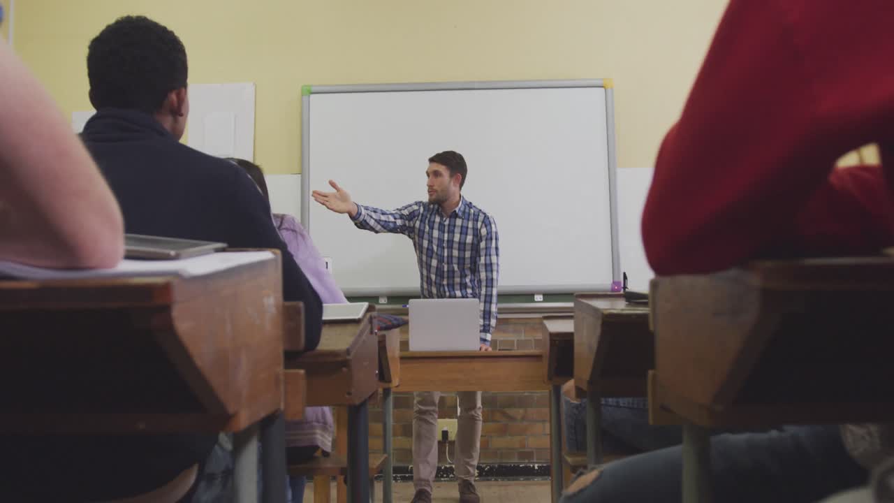 profesor hablando en su clase de secundaria