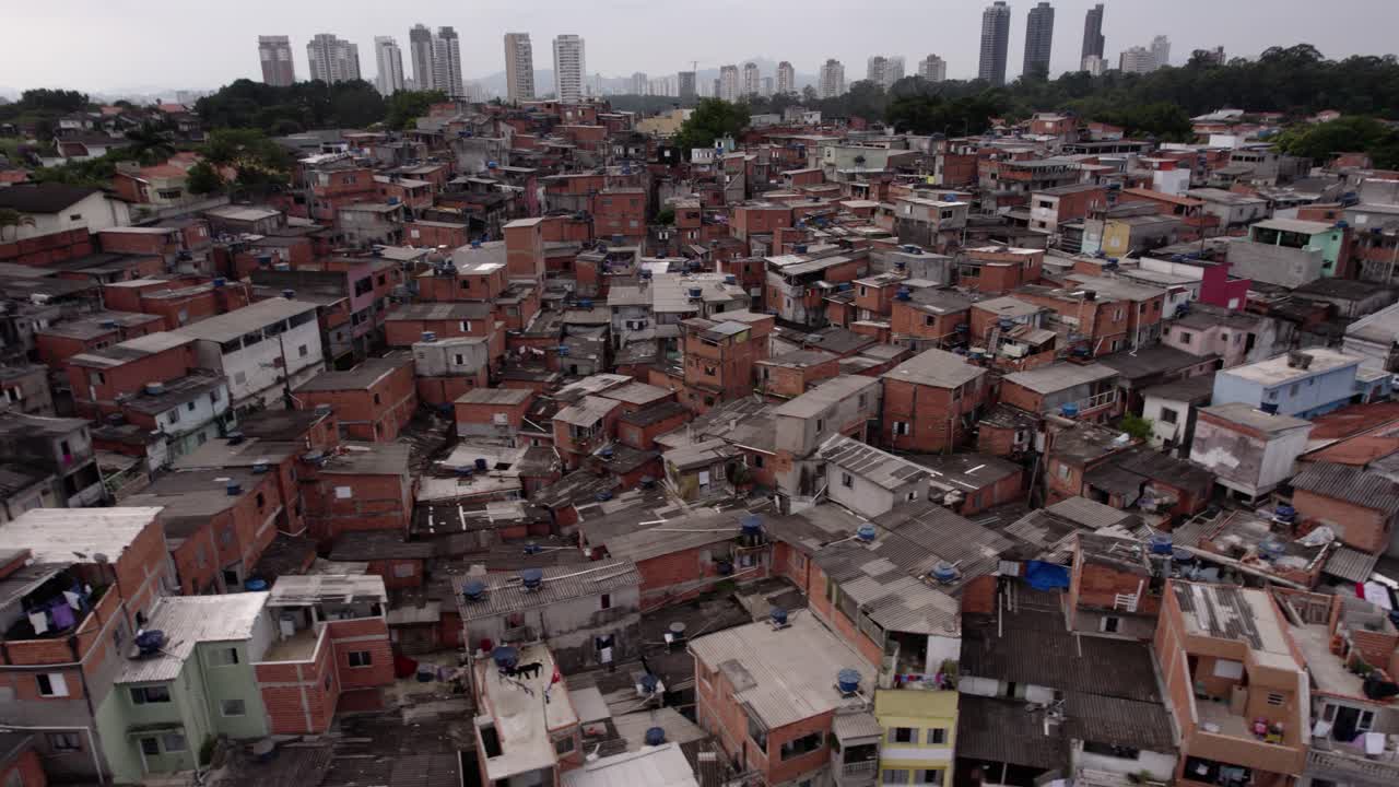vista aérea sobre casas y calles destartaladas, pobreza en sao paulo, brasil