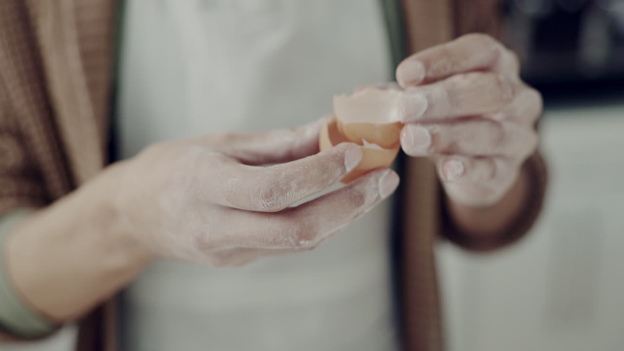 руки, человек и разбитые яйца для приготовления пищи