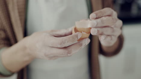 manos, personas y huevos rotos para cocinar