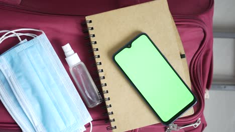 artículos esenciales para el viaje y artículos de preparación en una maleta.