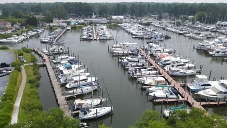 Luftdrohnenaufnahme-Eines-Jachthafens-Im-Süden-Von-Maryland