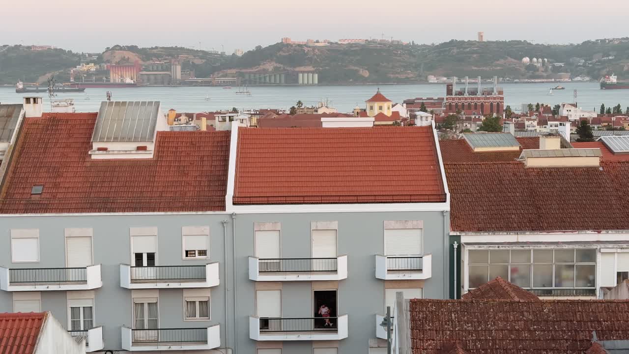 Paesaggio urbano con edifici e acqua
