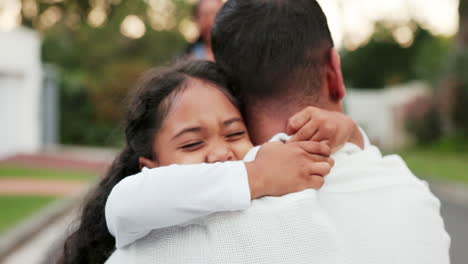 Niño,-Corriendo-Y-Abrazando-Al-Padre-Al-Aire-Libre-Con-Amor