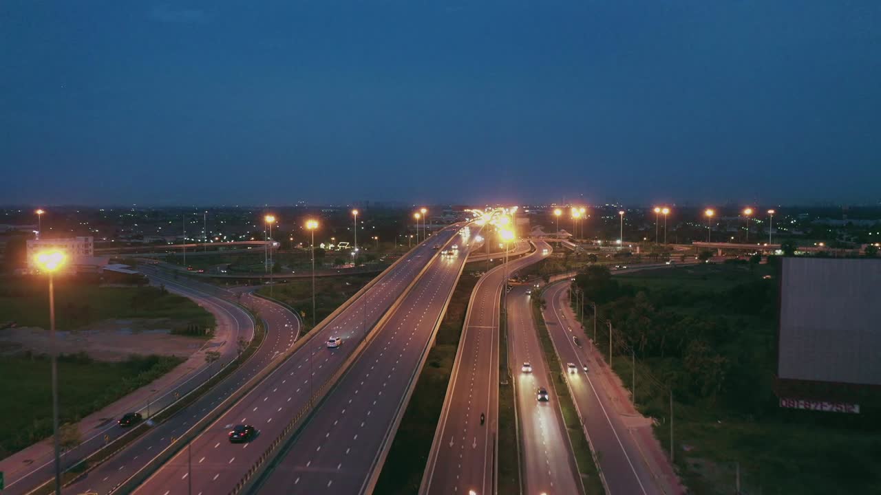 태국 방의 4k 다중 차선 고속도로에서 도시 도로의 공중 장면