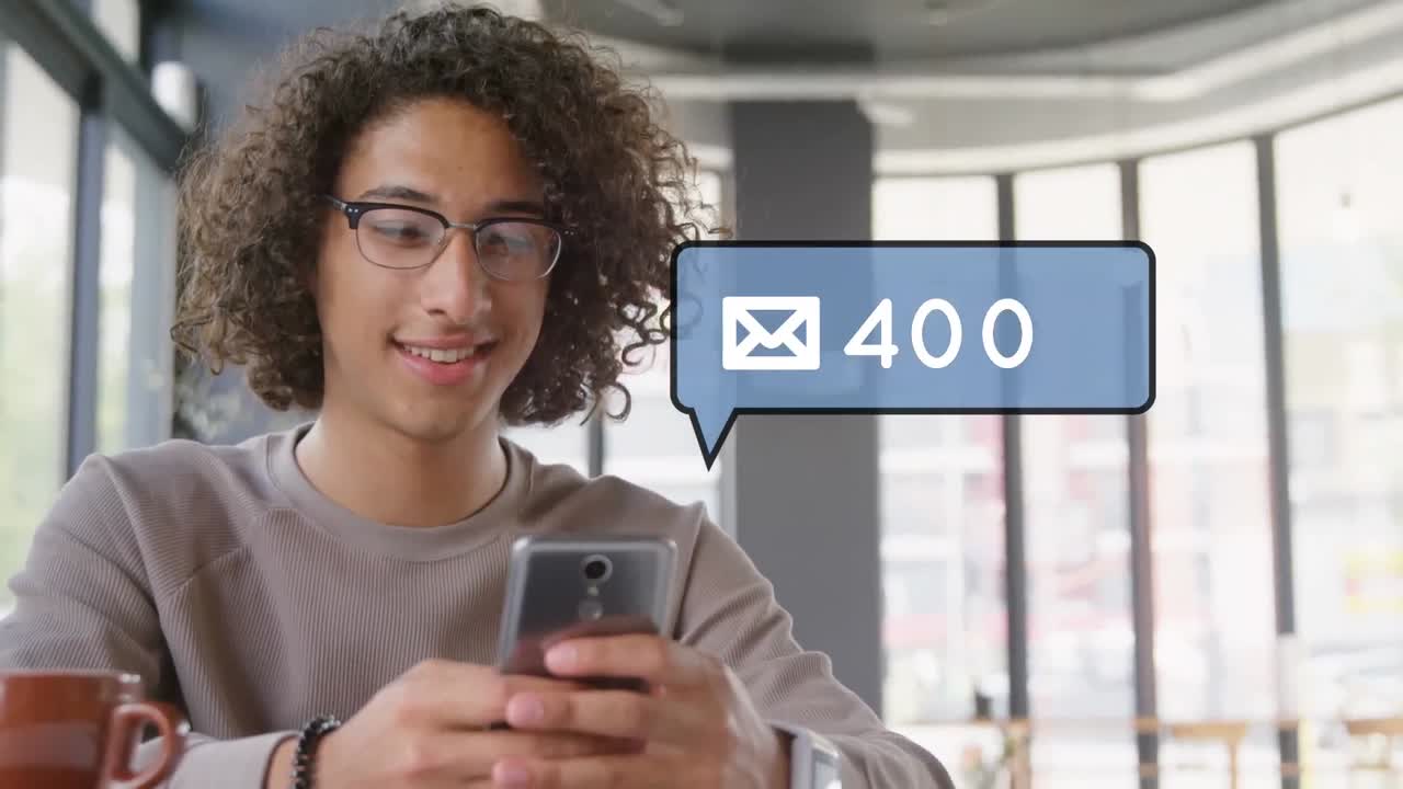 hombre enviando correos electrónicos en su teléfono