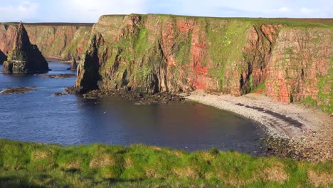 toma panorámica de las hermosas pilas marinas de duncansby head en el norte de escocia