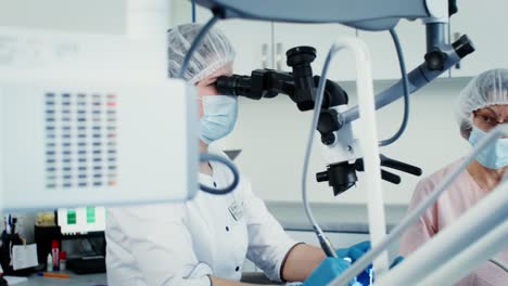 procedimiento dental en la clínica