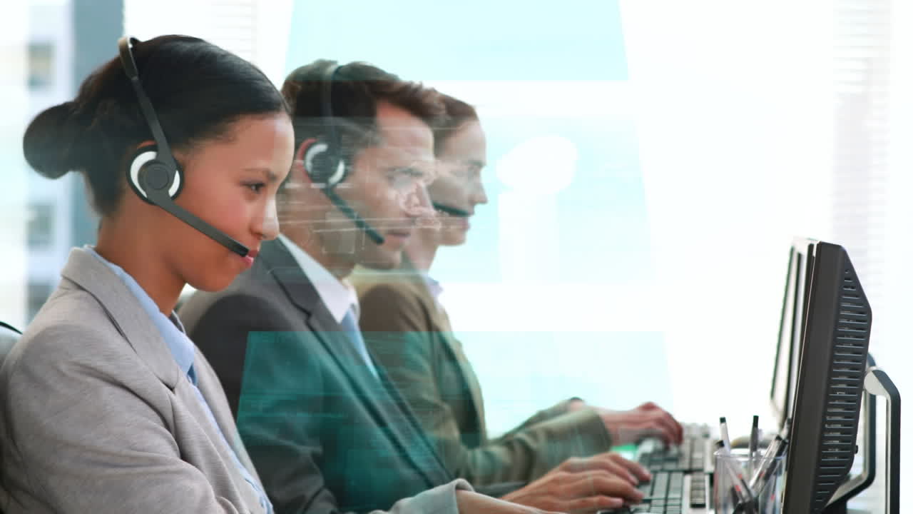 animación del procesamiento de datos sobre personas de negocios que usan auriculares telefónicos