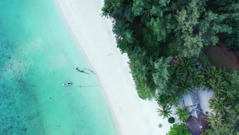 Friedlicher-Exotischer-Strand-Mit-Weißem-Sand,-Der-Von-Klarem-Wasser-Der-Türkisfarbenen-Lagune-Umspült-Wird,-Urlaubsort-Auf-Der-Tropischen-Insel-Auf-Den-Philippinen