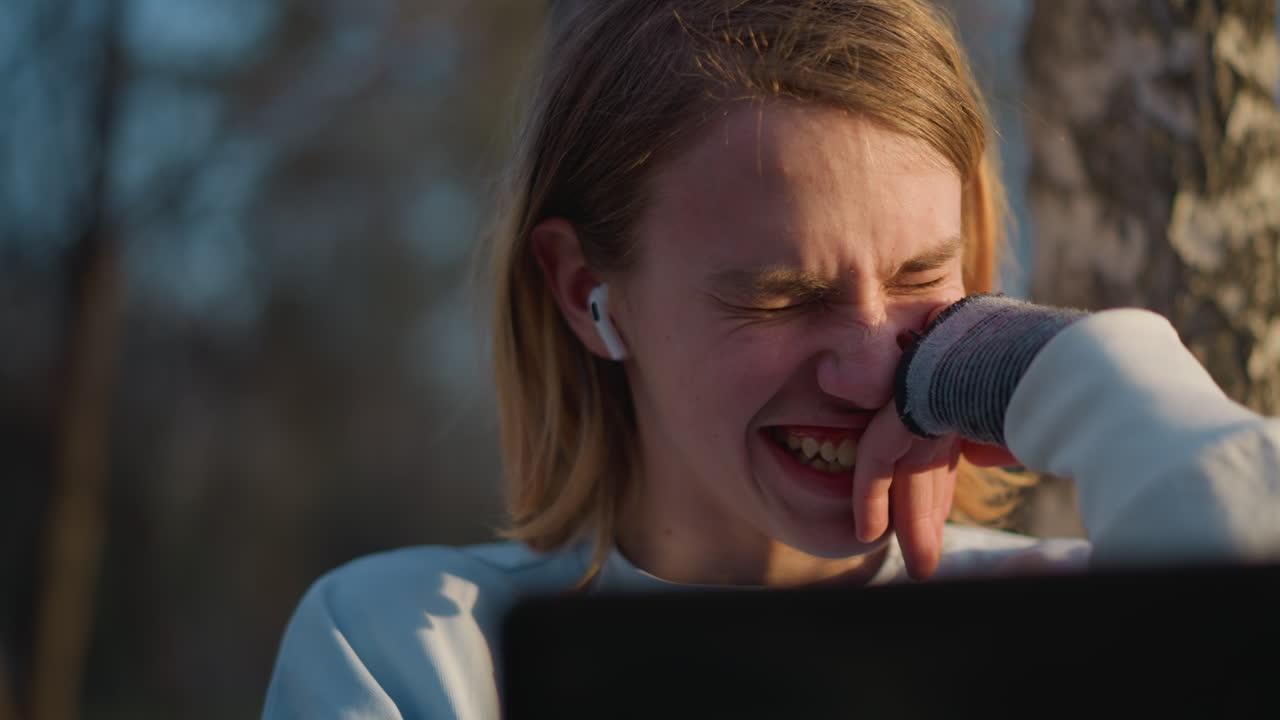I giovani trovano conforto nelle lacrime e nel sorriso, gli adolescenti vivono una transizione emotiva nella calda luce del sole, i giovani esprimono emozioni e sollievo con musica rilassante al tramonto
