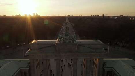 Antena:-Cerca-De-La-Estatua-Verde-Quadriga-En-Brandenburger-Tor-En-Berlín,-Alemania-En-La-Hermosa-Luz-Del-Atardecer