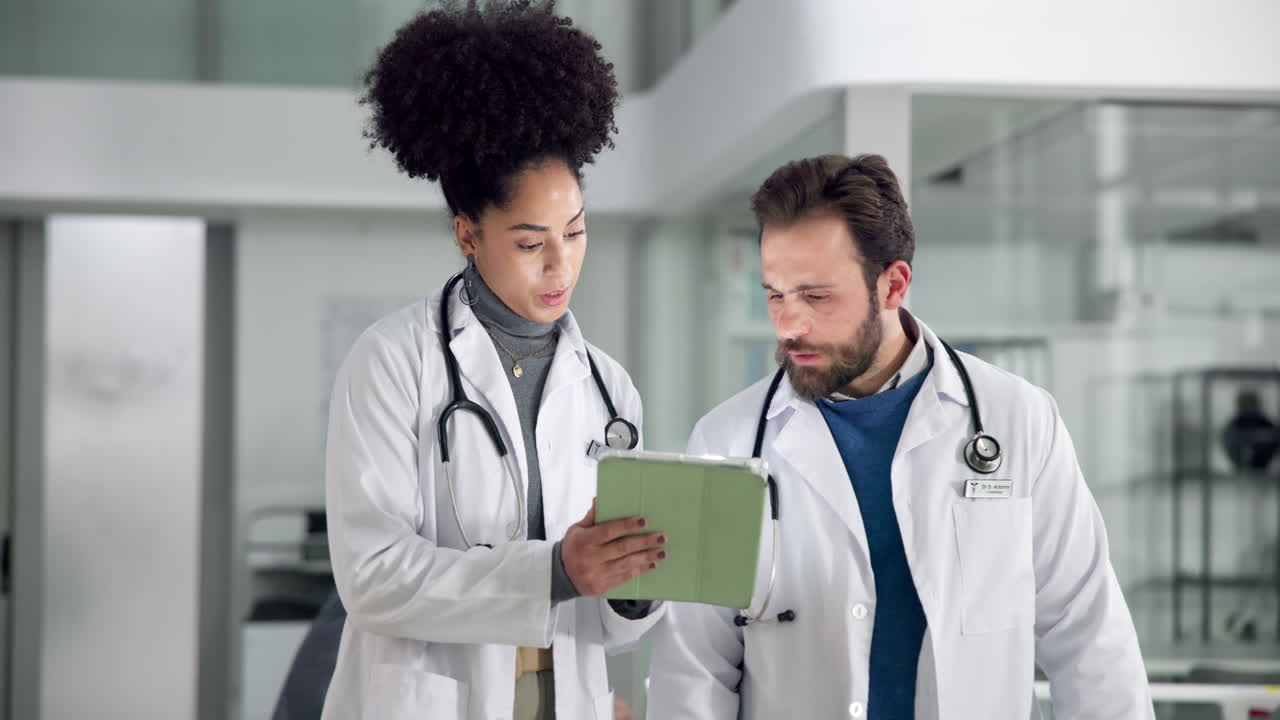 Medici che collaborano in un ambiente ospedaliero
