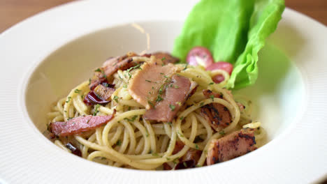 stir-fried spaghetti with garlic and chilli