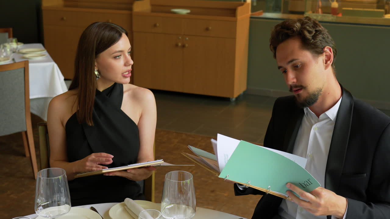 una pareja joven en una cita romántica.