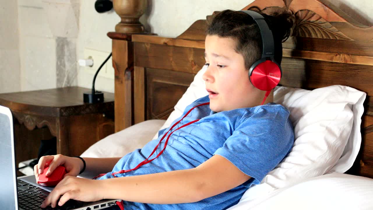 노트북을 가지고 있는 아이