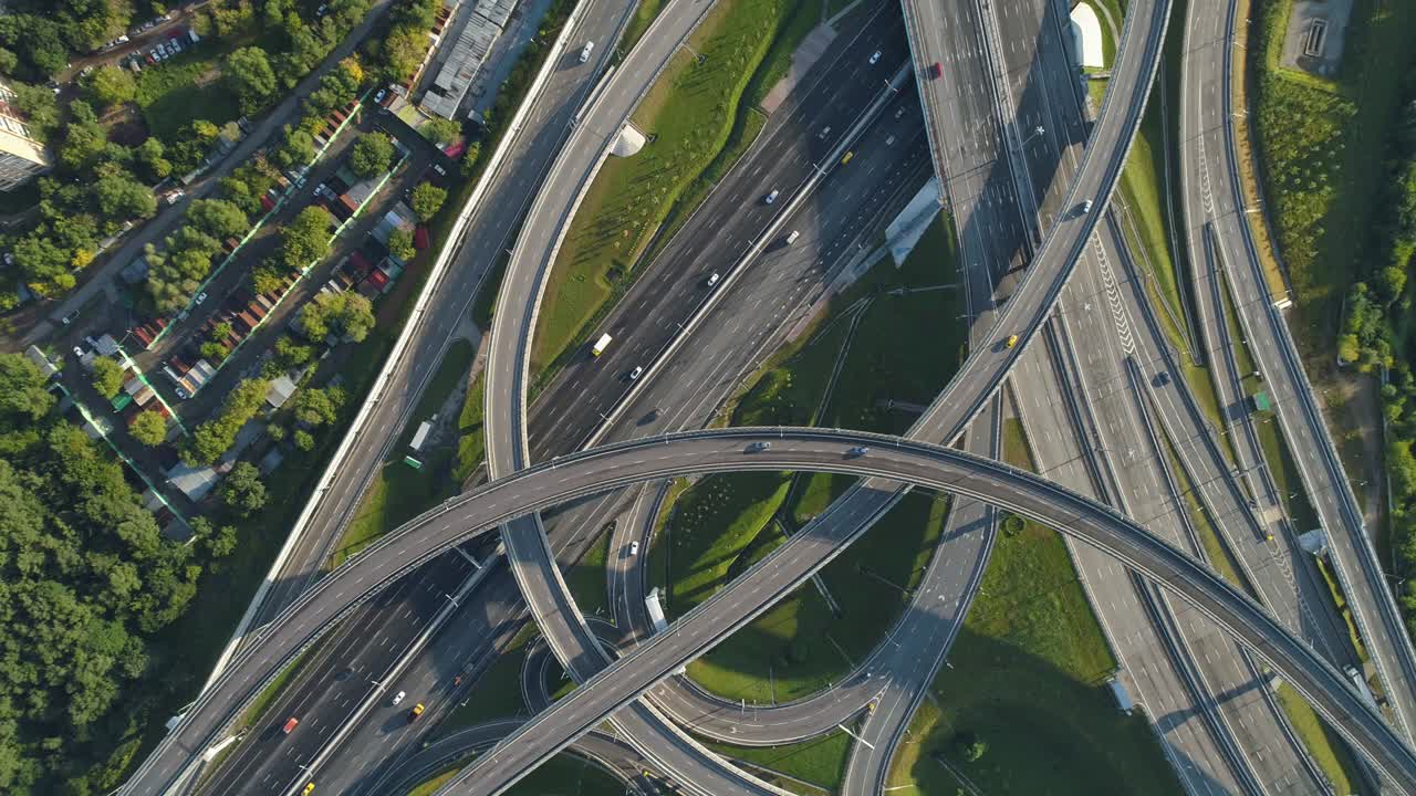 다단계 도로 교차로와 자동차 교통. 드론은 회전하고 날고 있습니다. 공중 수직.