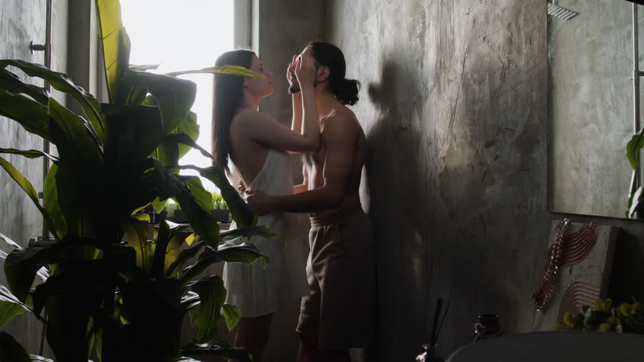 화장실에서 키스하는 커플