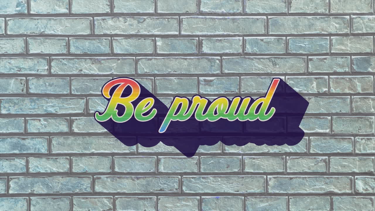 Animazione di testo arcobaleno retrò "be proud" su un muro di mattoni grigi sullo sfondo.