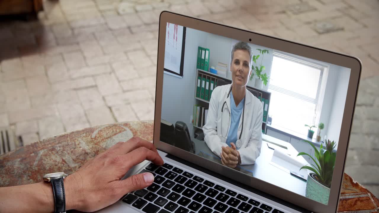 Uomo in videoconferenza con un medico