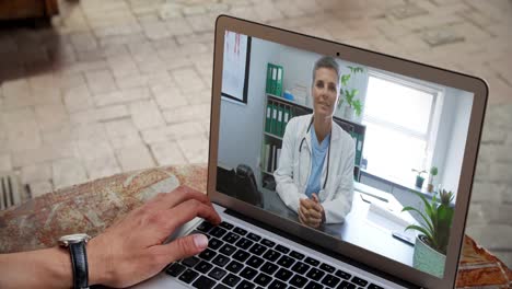 Hombre-Teniendo-Una-Videoconferencia-Con-Un-Médico