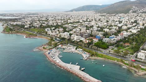 Vista-Panorámica-Aérea-Del-Puerto-Deportivo-Recreativo-De-Glyfada-Con-Barcos-Amarrados,-Grecia